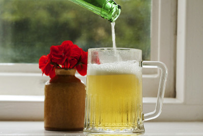 啤酒被倒进玻璃杯