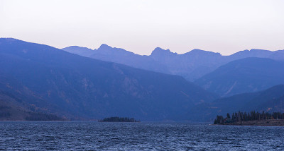 湖后的蓝山