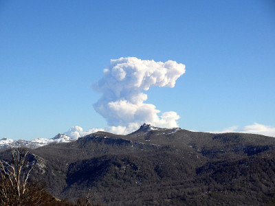 普耶休火山喷发的壮观景象