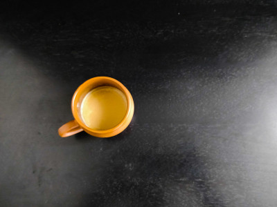 棕色的茶杯和黑色的背景