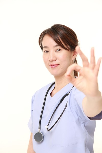 日本女医生显示完美的迹象
