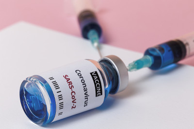装有COVID-19检测疫苗的透明玻璃瓶和注射器