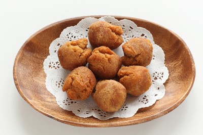 冲绳美食，甜甜圈球放在木盘子里