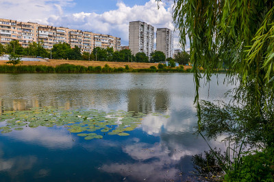 以城市为背景的河流
