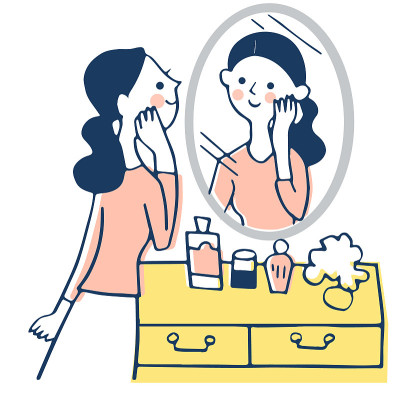 一个女人看着镜子里自己的脸