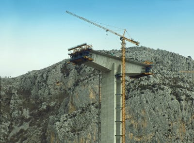 在黑山波德戈里察附近的山谷上建造一座桥