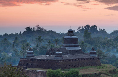 缅甸若开邦Mrauk U日落时的图坎登塔