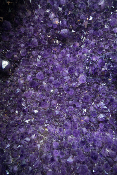 水晶石矿物表面有紫色粗紫水晶、紫晶石英晶体、紫晶晶晶晶。次珍贵的宝石