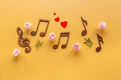 带花的音乐木音符。前视图。爱情歌曲的概念