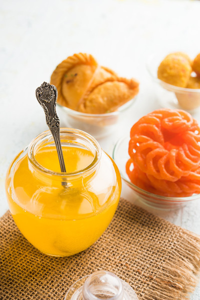 德西酥油配印度甜品，如Gujiya, Motichoor laddu和imarti或Jalebi
