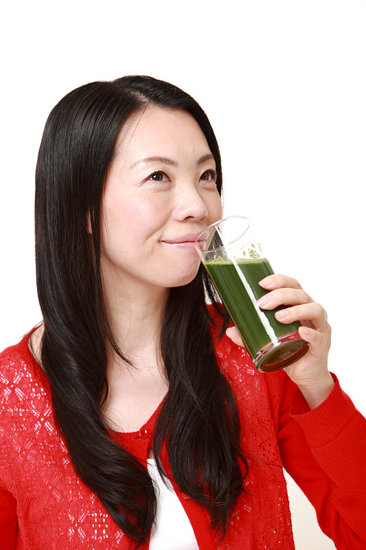 有绿色蔬菜汁的女人