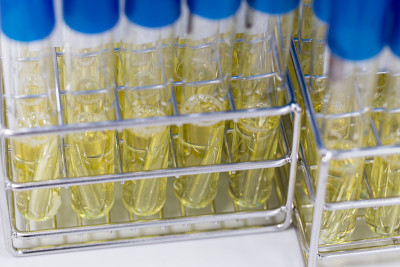 具有科学研究和实验室微生物学研究背景。