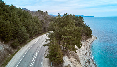 用卡车俯瞰海边的道路