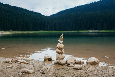 黑山的黑湖岸边是一堆石头