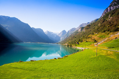 山脚下有冰川湖
