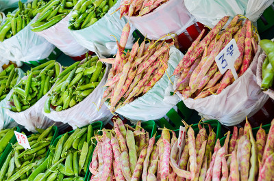 绿糖脆豌豆和去壳蔓越莓豆