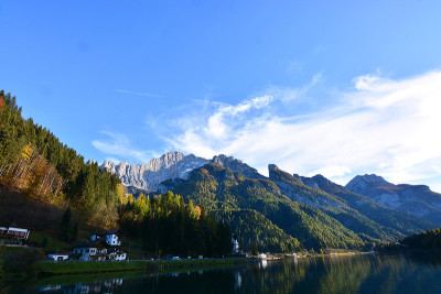 这是Dolomites地区的Alleghe湖的秋天