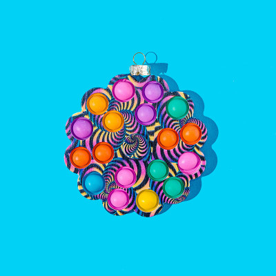 Pop it fidget玩具与戳气泡在彩色圆圈形状和圣诞装饰物衣架与帽