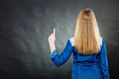 女性显示拷贝空间的背面视图。
