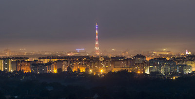广阔的全景，空中夜景现代游客伊凡诺-弗兰基夫斯克城市，乌克兰。在喀尔巴阡山脉的背景下，高楼大厦、电视