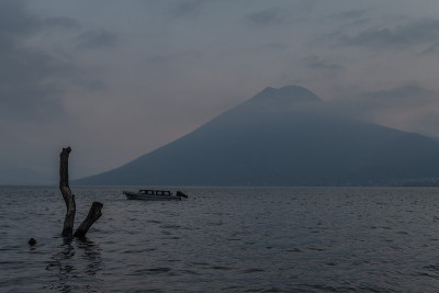 危地马拉的阿提特兰湖和圣佩德罗火山