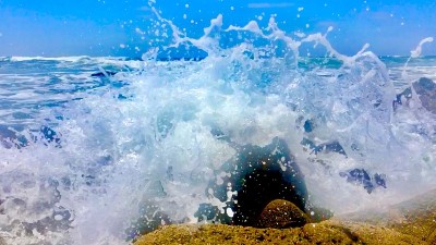 海浪拍打着岩石