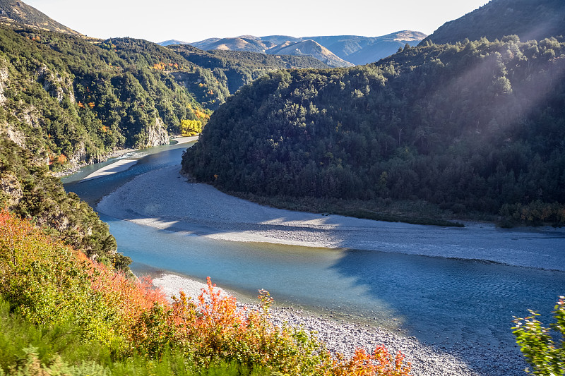 新西兰的高山峡谷和河流景观