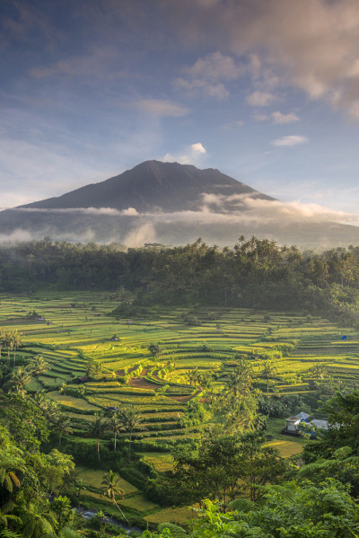 来自巴厘岛的Karangasem Amlapura的一枪。伟大的山