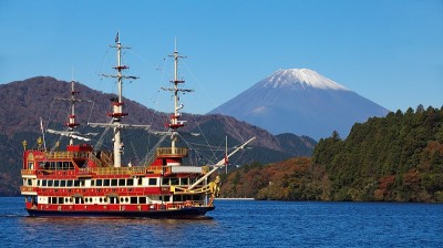 背景是阿什湖和富士山的观光船