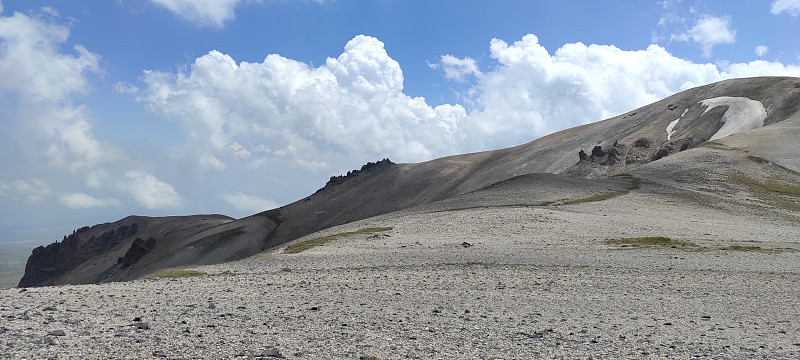 从山顶俯瞰全景。