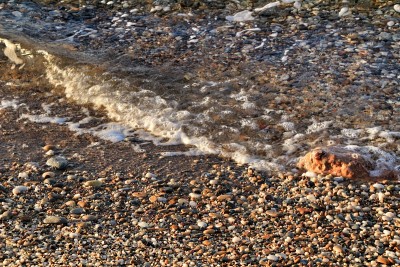 西班牙卡塔赫纳海岸上的岩石纹理、巨石和海浪