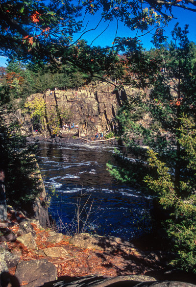 圣克罗伊国家风景河流-河流和岩石悬崖- 2007