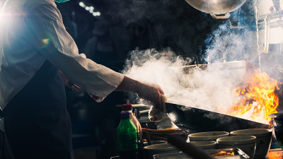 厨师用锅煸炒