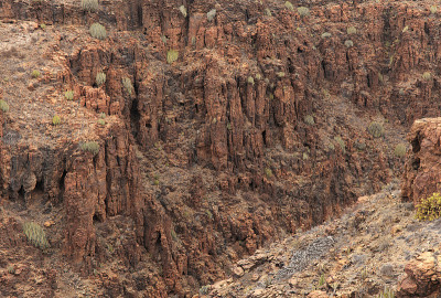 大加那利岛，岛上南部的Barranco del Toro的徒步旅行路线上的风景，充满了洞穴和岩洞，靠