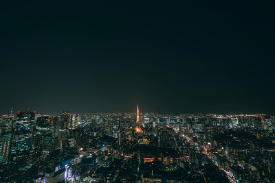 东京城市天际线和办公商业大楼摩天大楼市中心与东京塔在晚上在日本。亚洲旅游，现代城市生活，或商业金融经