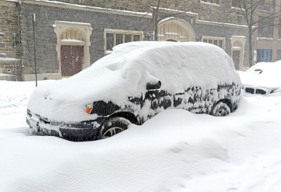 纽约市曼哈顿，一辆大雪覆盖的汽车