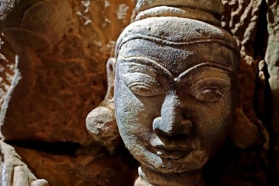 缅甸若开邦Mrauk U古Htukkhanthein寺庙内的雕塑