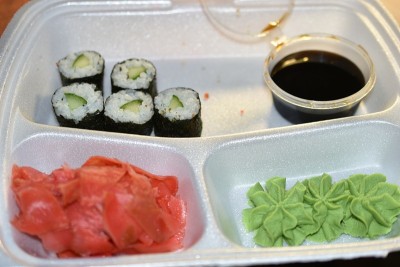 日本午餐寿司和鲑鱼卷