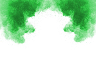 白色背景上的绿色粉末爆炸。