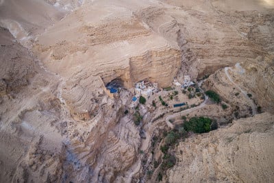 Wadi Qelt在犹太沙漠圣乔治东正教修道院周围
