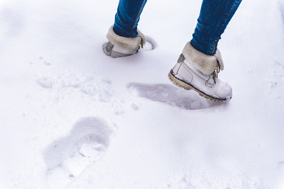 靴子在雪地