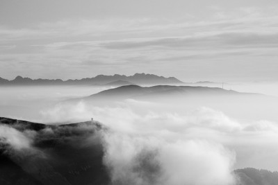 山的风景。格拉帕全景山，意大利阿尔卑斯山