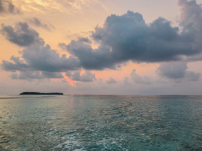 美丽的日落在海洋
