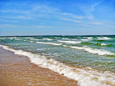 波罗的海，海浪拍打着海滩