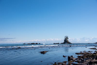 平静的大海，蓝天和立山山脉从天原海岸
