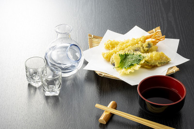 工作室一杯冷清酒和天妇罗
