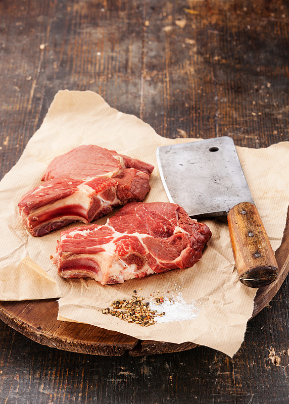 生肉和切肉刀