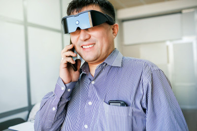 戴着虚拟现实眼镜的男人在打电话