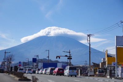 从城里看富士山和一片阴影云