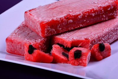 草莓与açai冰棒，雪糕，墨西哥风格冰棒在木桌，Paleta Mexicana